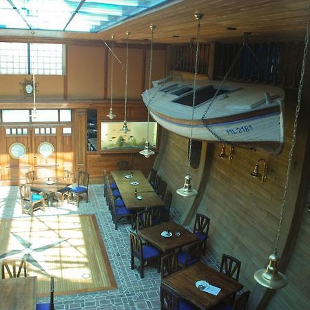 Hotel Marina Hermanuv Mestec ภายนอก รูปภาพ