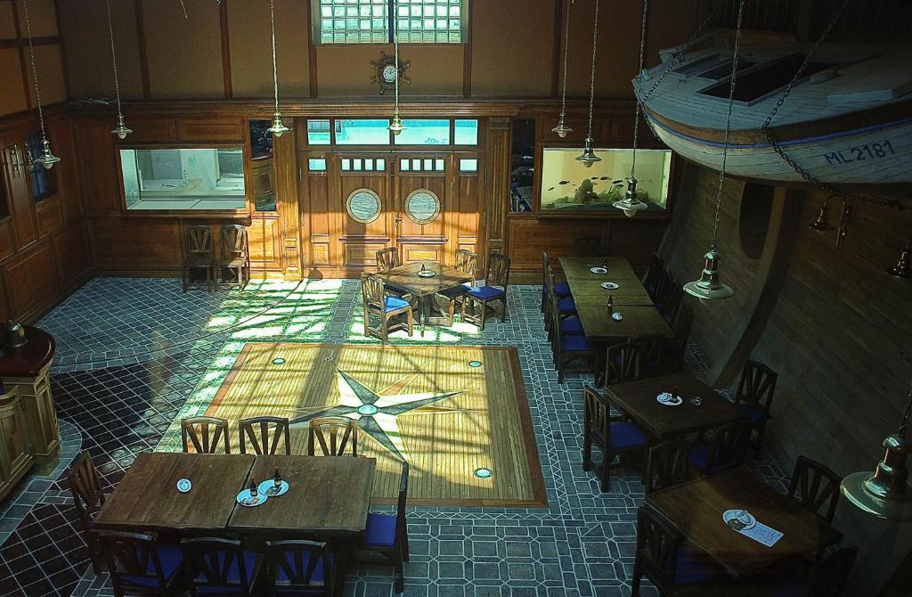 Hotel Marina Hermanuv Mestec ภายนอก รูปภาพ